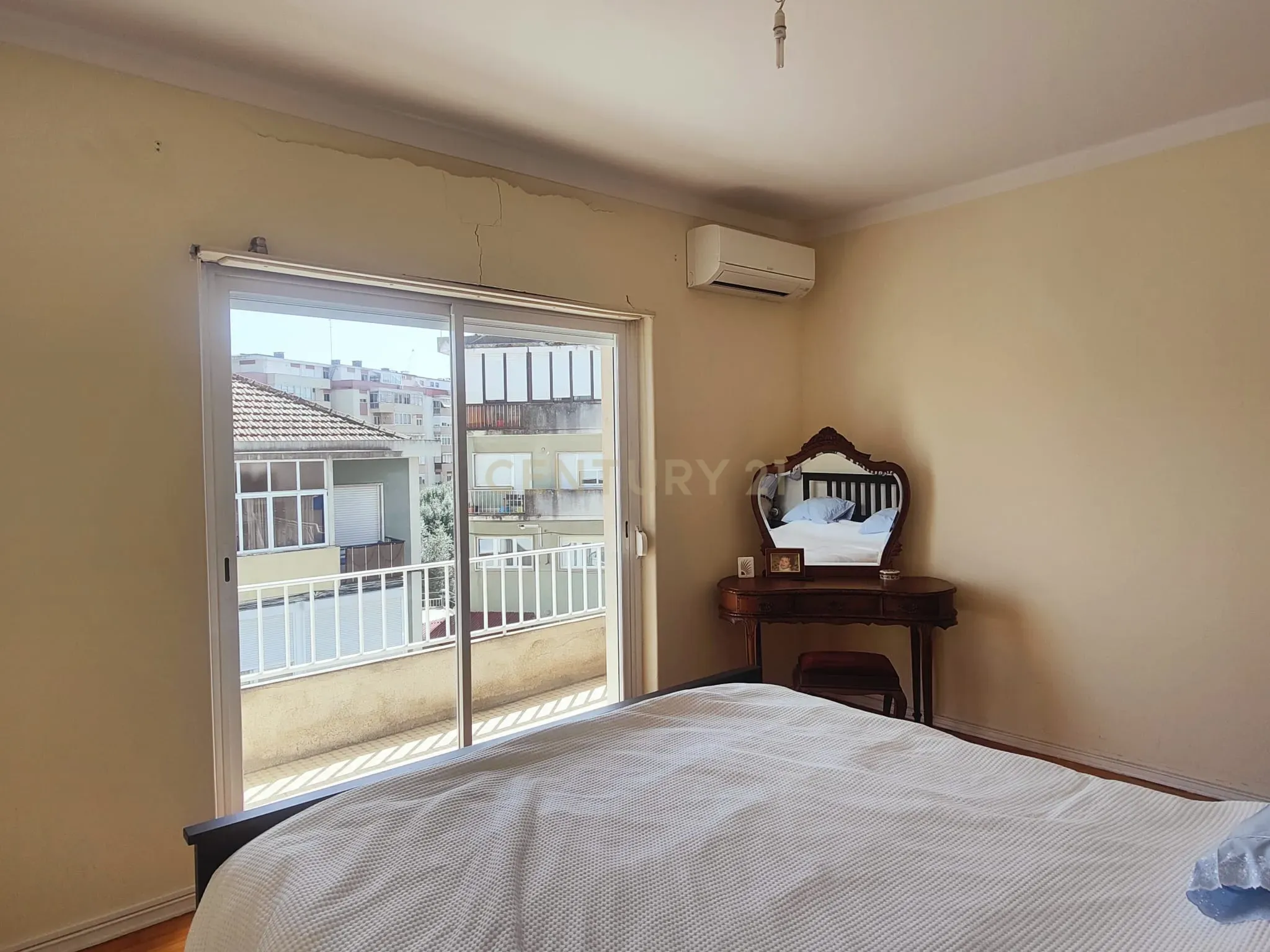 Prédio Bi-Familiar T2 e 2 Anexos Tipologia T1 Em Zona Residencial Tranquila Na Póvoa de Santo Adrião  - Image 17
