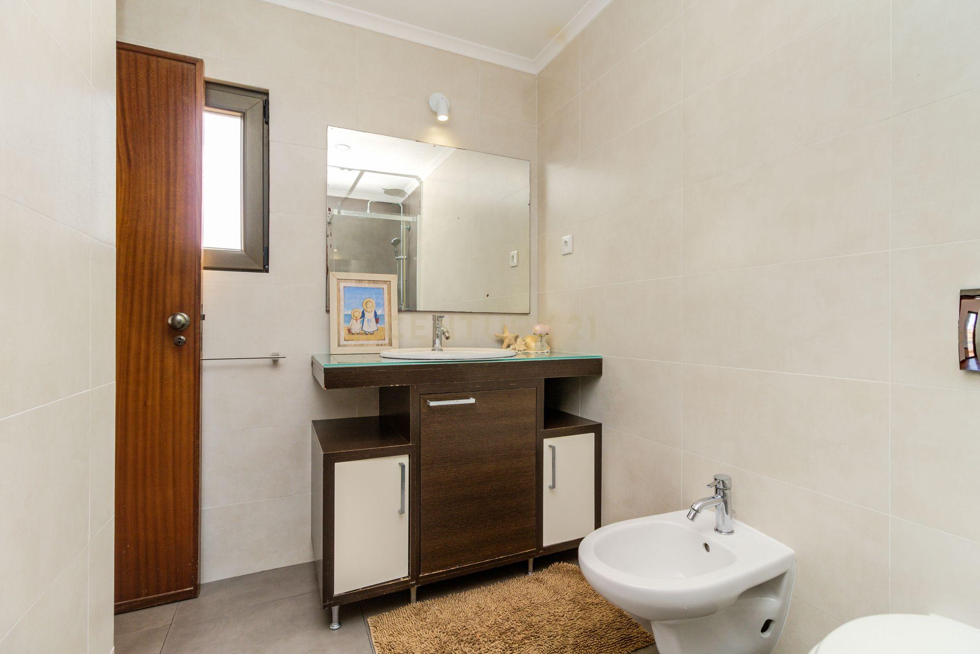 Moradia T4, Praia Santo Amaro de Oeiras e Estação de Comboios - Image 33