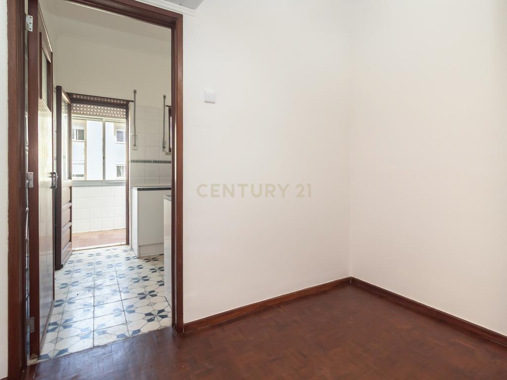 Apartamento T2 para arrendamento no centro da Costa da Caparica - Image 14