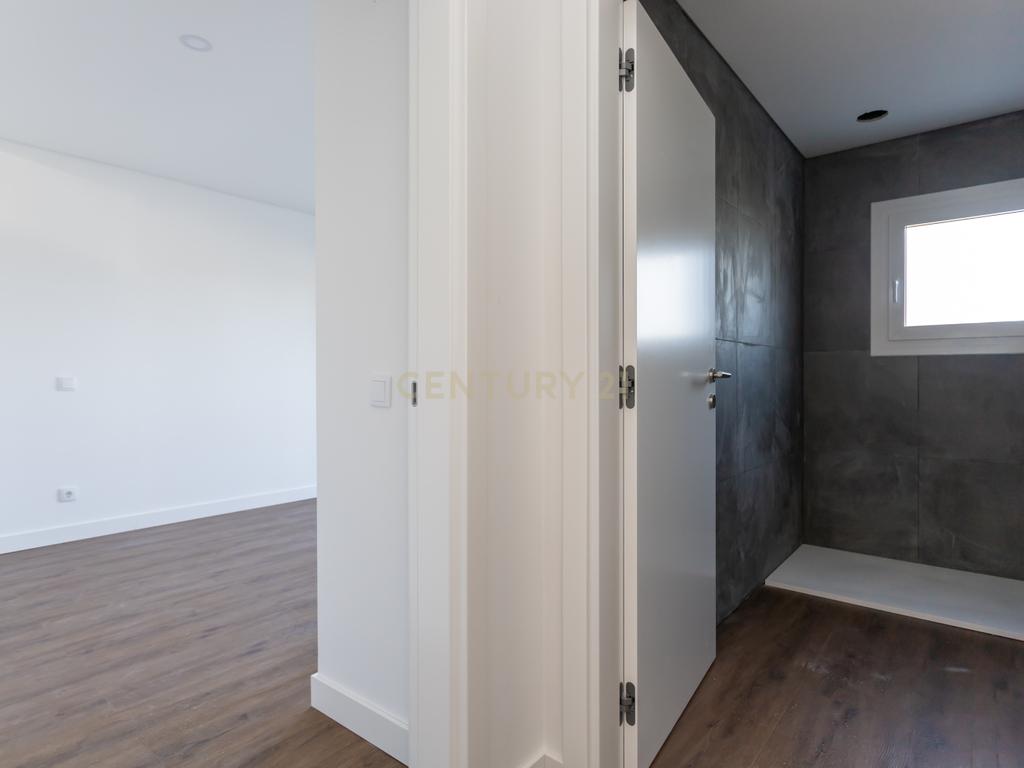 Moradia T3 Térrea Isolada com 3 suítes | Quinta do Anjo - Image 18