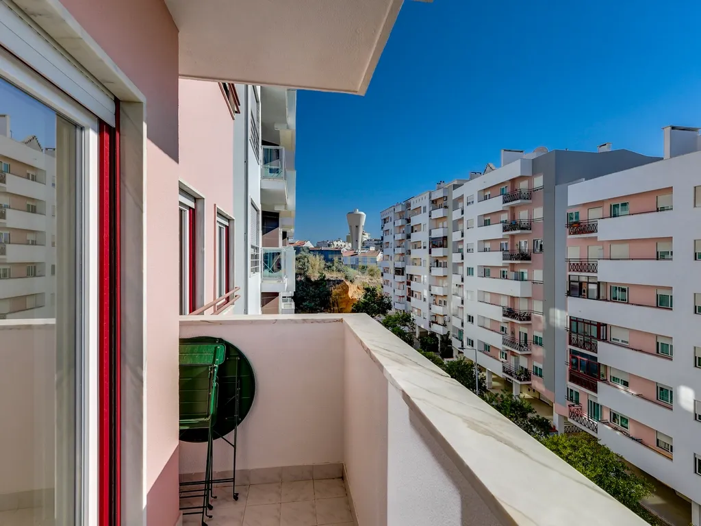 T3 RENOVADO COM VARANDAS E PARQUEAMENTO, EM ALMADA - Image 5