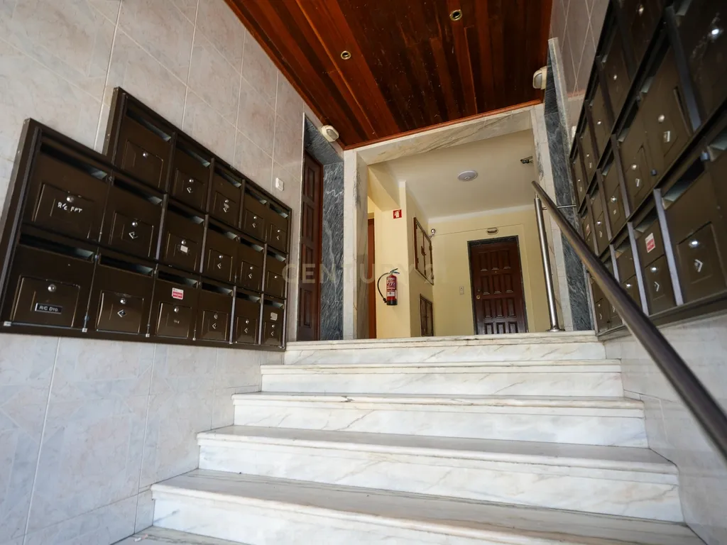 Apartamento de tipologia T2, com varanda, 1 wc e arrecadação, localizado em Agualva – Cacém, inserido em prédio de construção de 1996. - Image 2