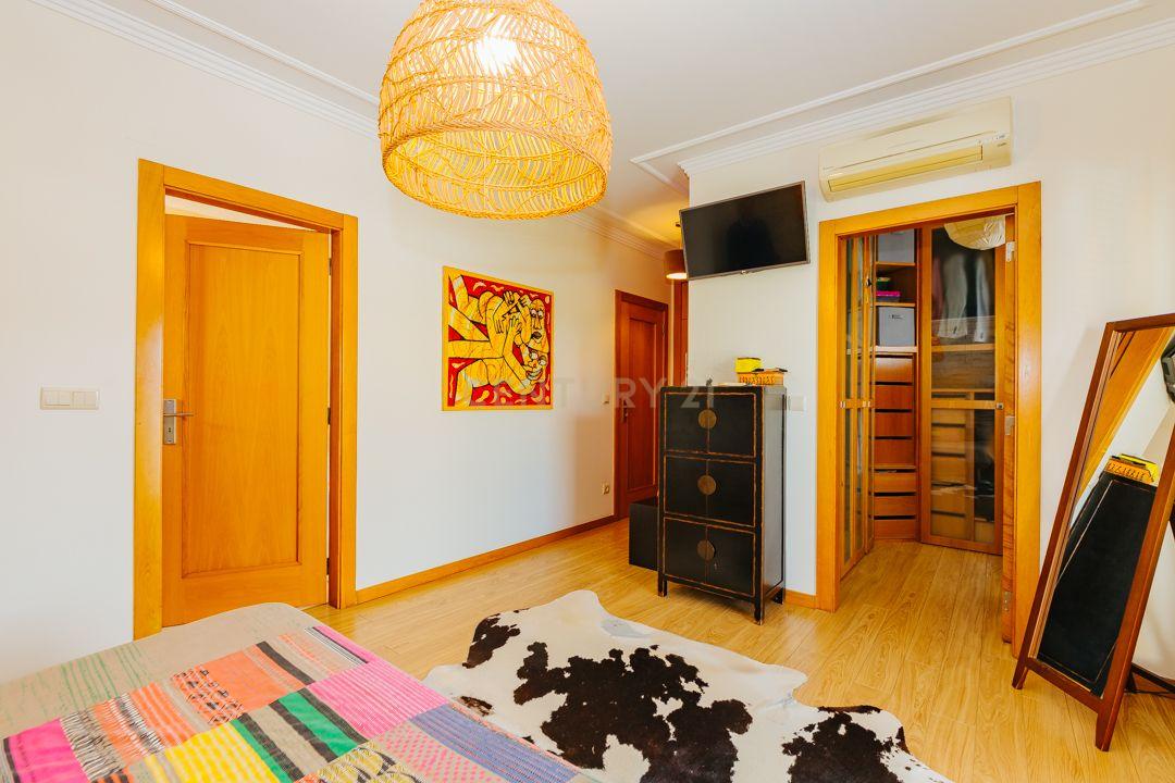 Luxuosa Moradia Renovada com Vista Panorâmica em Loures - Image 30