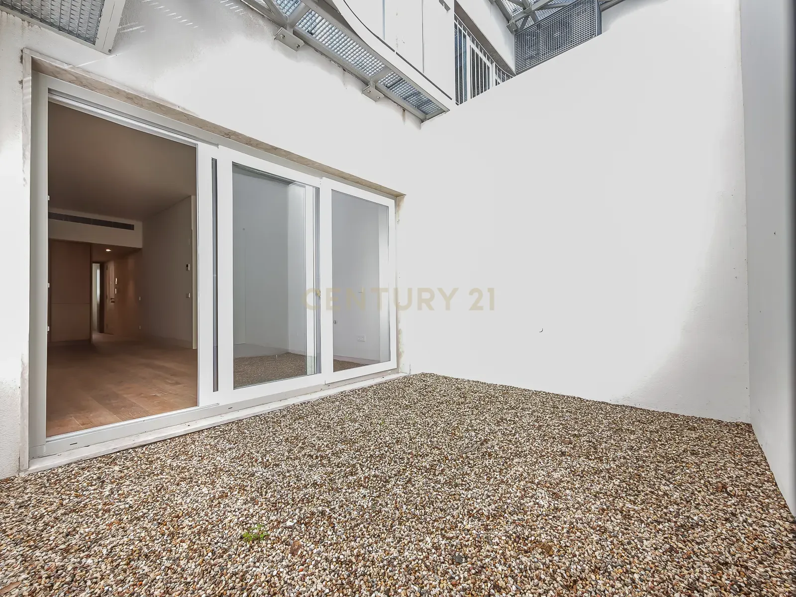 Fotografia 10 de T1 com Terraço á estrear em Santo António, Lisboa