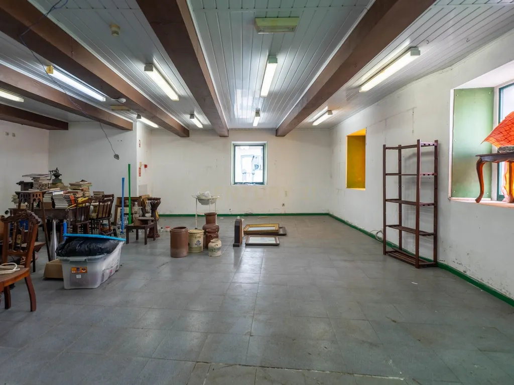 Moradia T4 + espaço comercial em Pico da Pedra - Image 24