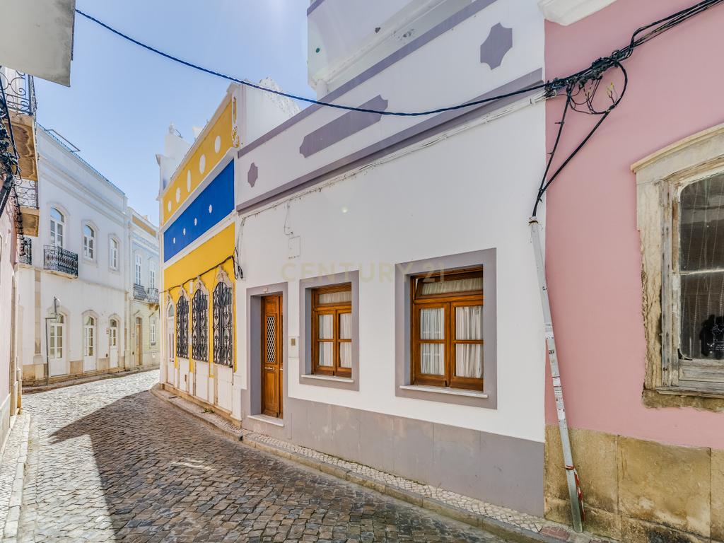 MORADIA T2 NA BAIXA DE OLHÃO C/ 2 PISCINAS - Image 2