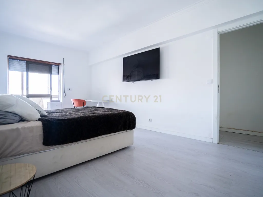 Fantástico Apartamento T2 Transformado em T3 na Parede – Próximo da Praia com estacionamento - Image 11