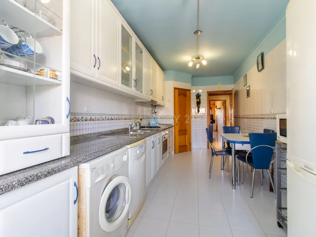 Apartamento T2 com suíte, varandas e garagem-  Cacém - Image 4