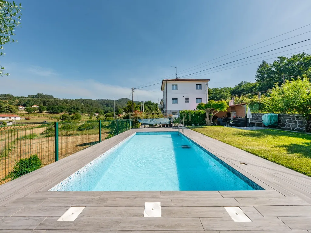 Casa T4 com Vista Panorâmica em Arcos de Valdevez - Image 1