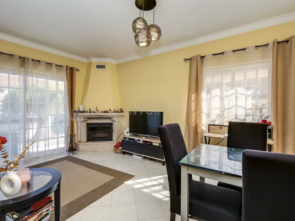 Andar de Moradia T2 com espaço exterior - Image 18