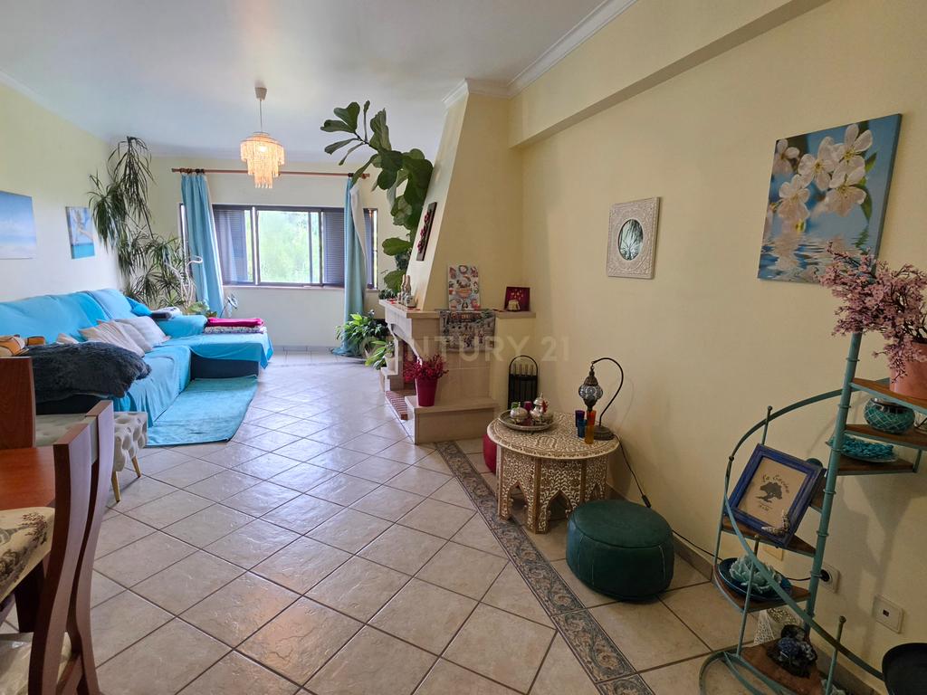 Apartamento Duplex T5 no centro de Palmela - Image 3
