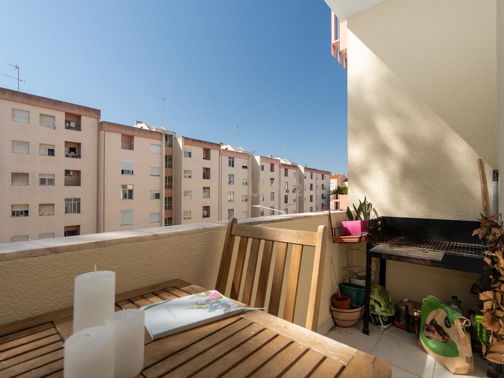 🏡 Oportunidade única: T2 espaçoso, com  varanda e localização privilegiada! - Image 1