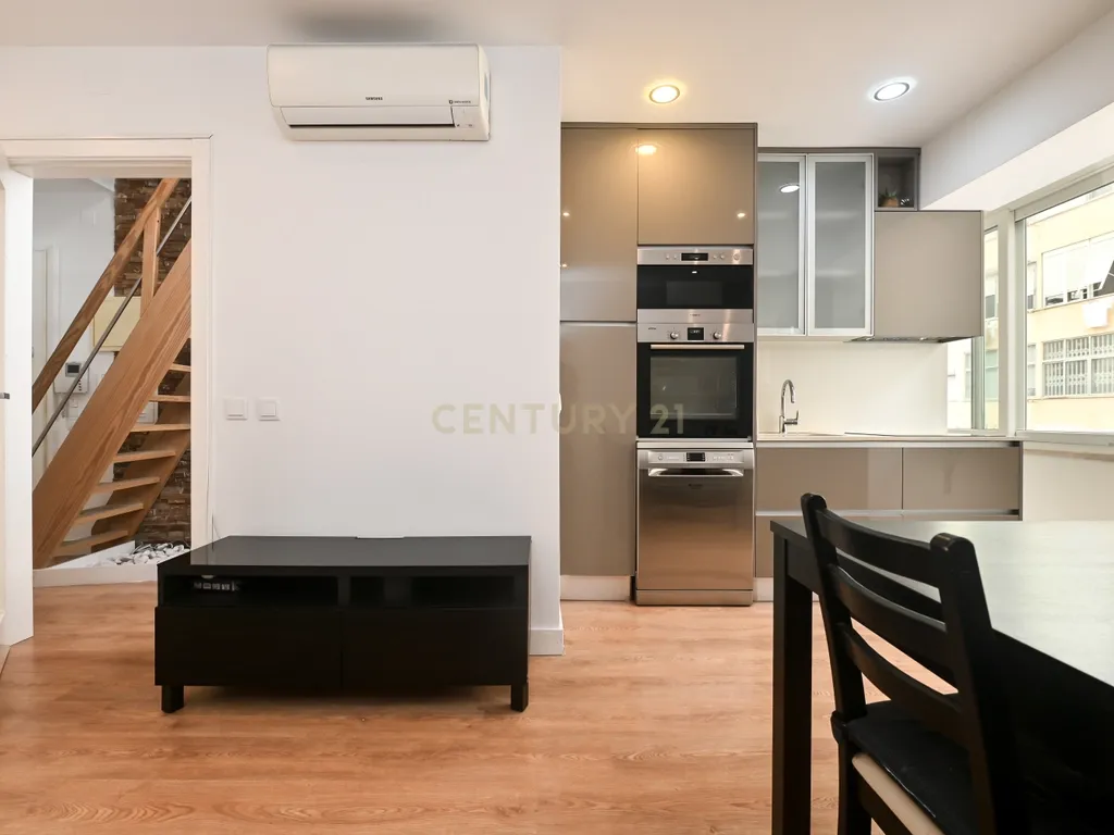 T2+1 Remodelado com sótão/suite e excelente localização - Benfica - Image 1
