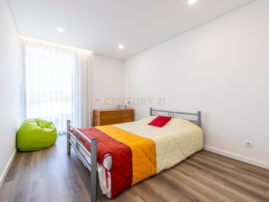 Moradia T4 Moderna com Piscina Aquecida e Jacuzzi a 15 Minutos da Praia - Image 13