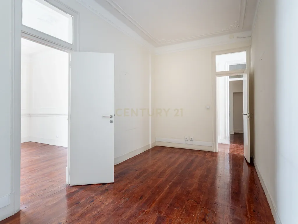 Loja/Escritório com apartamento de 150m2 com acesso a pessoas de mobilidade reduzida - Image 16