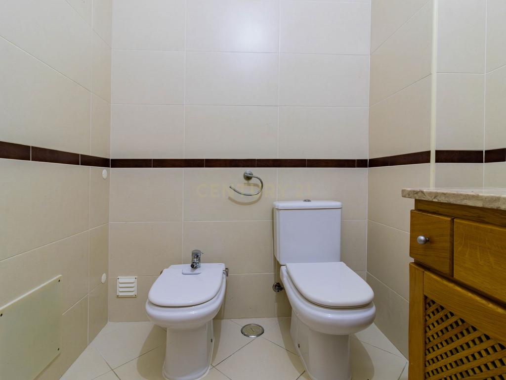 Excelente Apartamento T2 com 2 WC e Garagem - Image 16