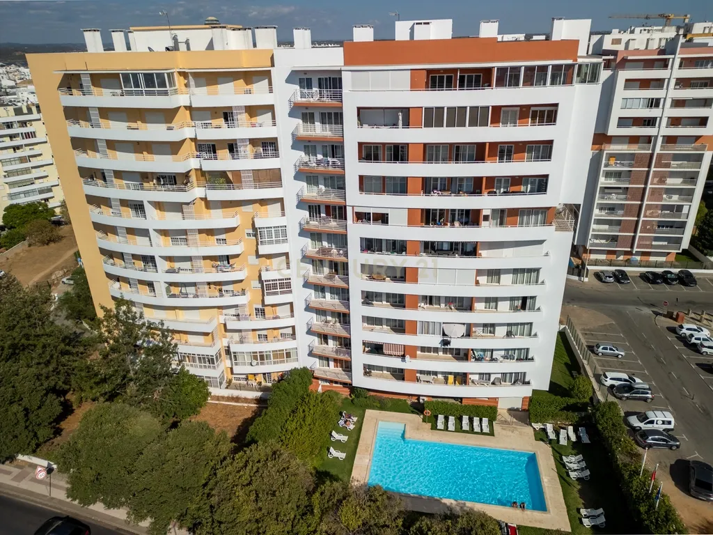 T0+1 mobilado, em condominio c/ piscina, Portimão - Image 1