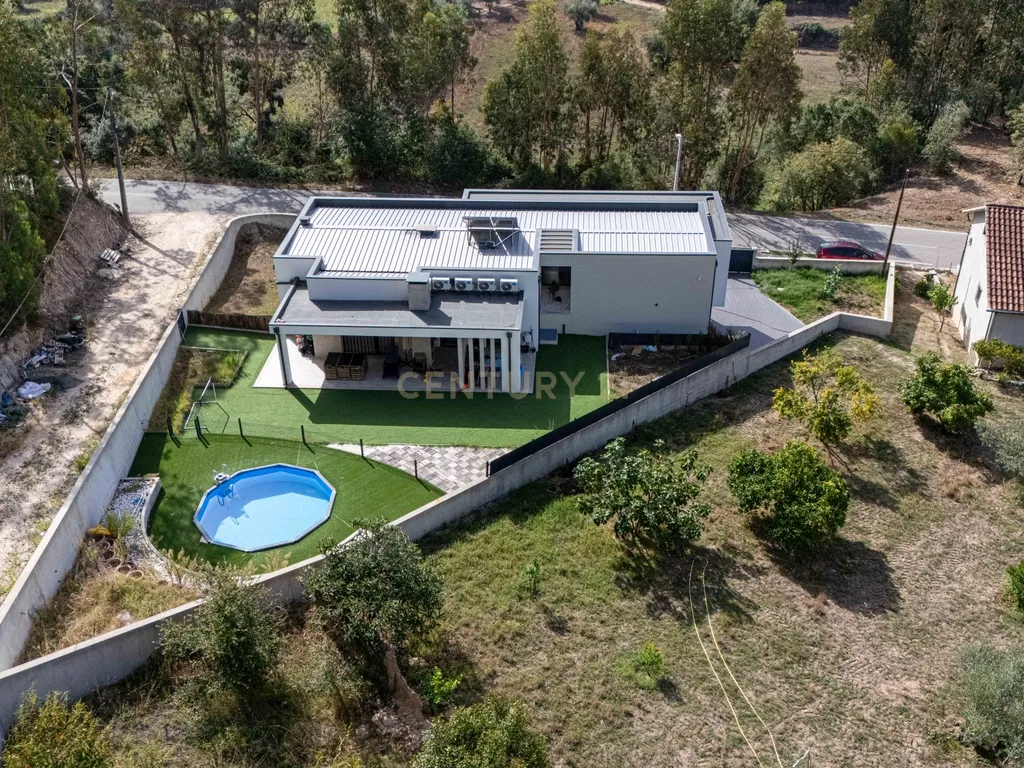 Moradia T4 semi-nova com Piscina, Garagem + Parcela de Terreno Rústico e Vista Serra | Salgueiro, Pombal - Image 56