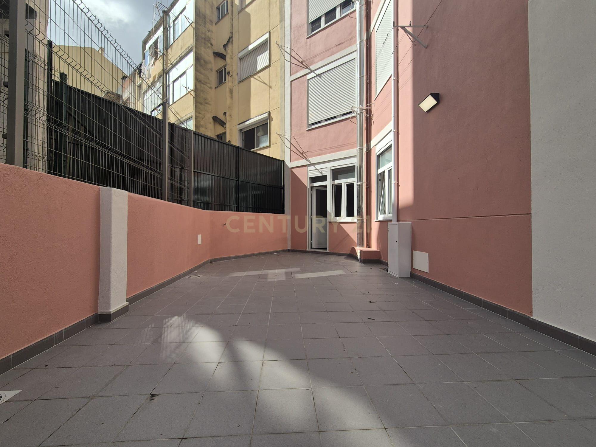 Fotografia 11 de Excelente T1 completamente remodelado com um terraço de 44,2m2 em prédio remodelado– Amadora – 5min a pé da Estação CP