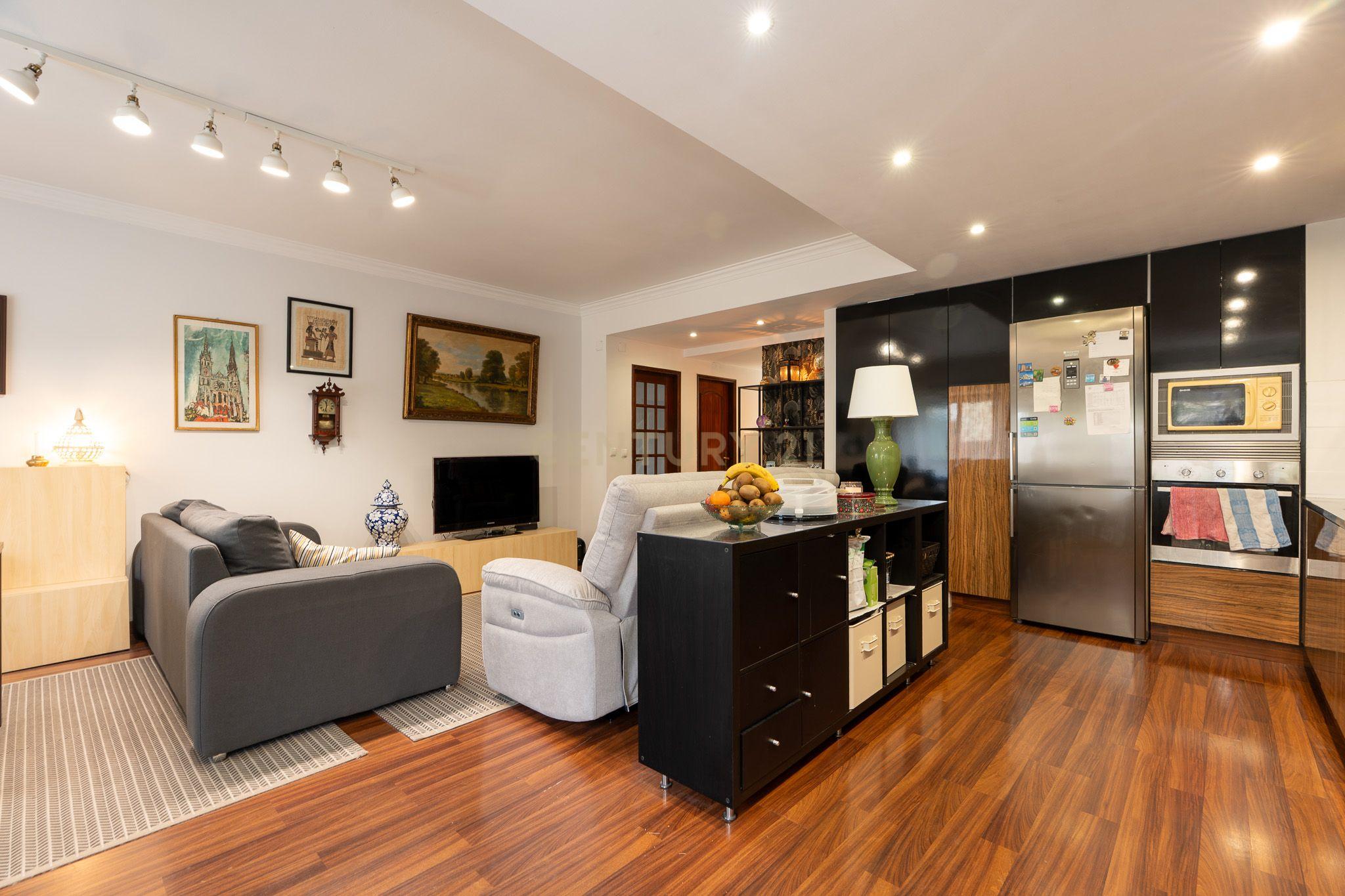 Apartamento T3 com garagem para 2 viaturas Monte Abraão - Image 8