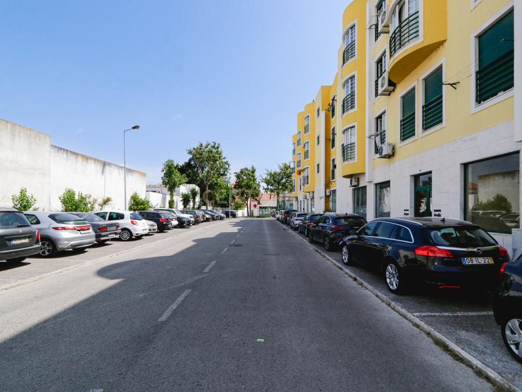 Apartamento T3 no Montijo | 143m2 área bruta útil | 2 garagens e elevador - Image 2