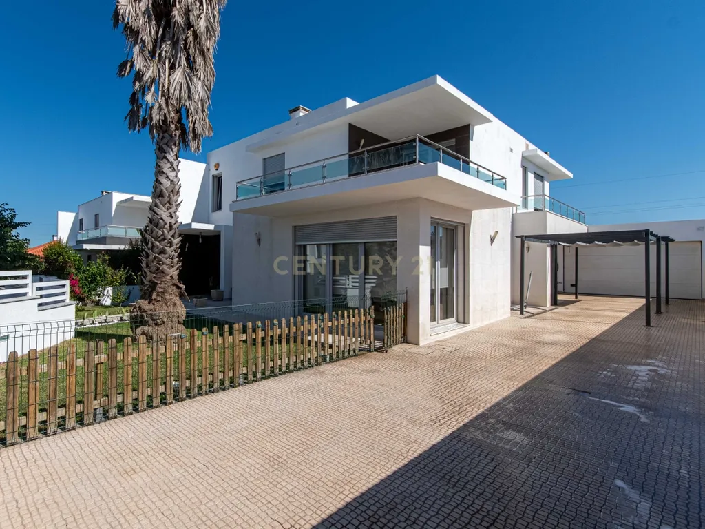 Moradia Isolada de Arquitetura Moderna com Piscina, Jardim e Garagem (Morelena /Pêro Pinheiro) - Image 3