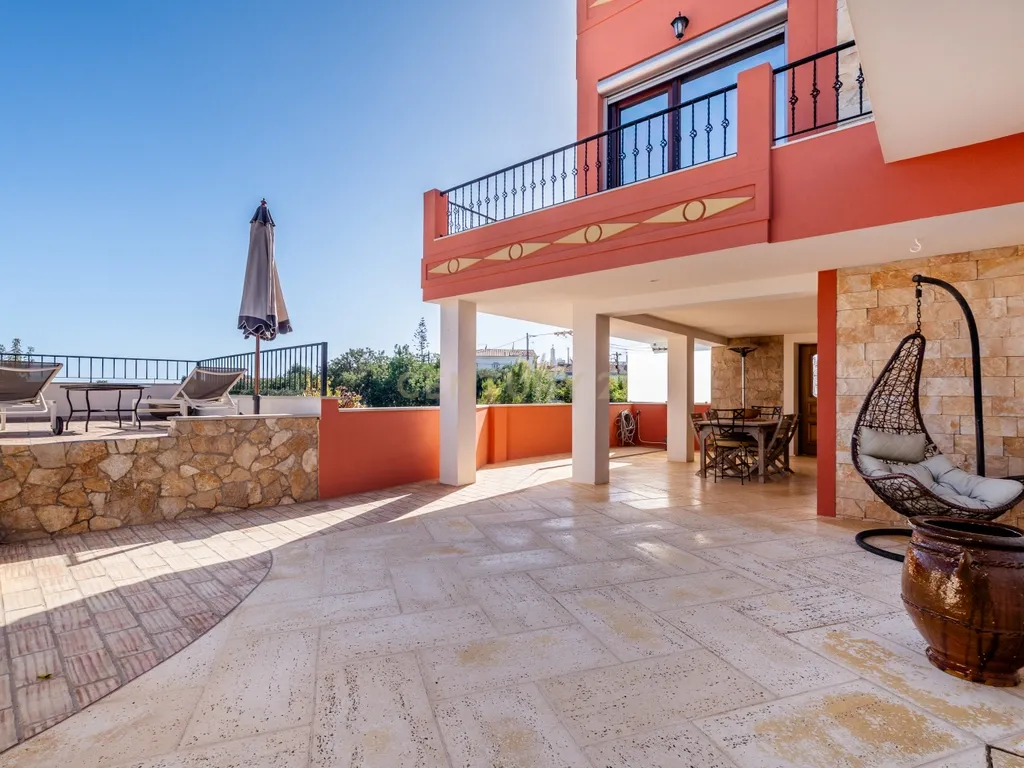 Propriedade com três habitações, piscina aquecida e sauna, num terreno de 10.000 m² - Image 15