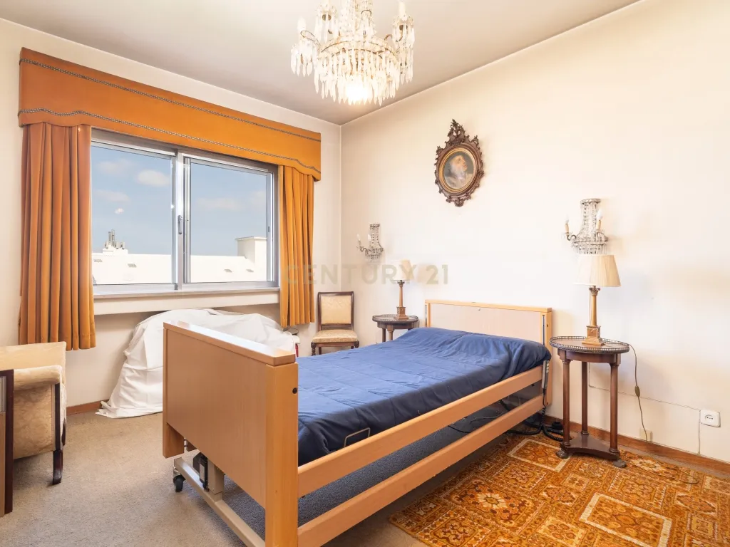 Apartamento T4 transformado em T3, com Arrecadação e Garagem – Rua Alves Redol, Porto - Image 24