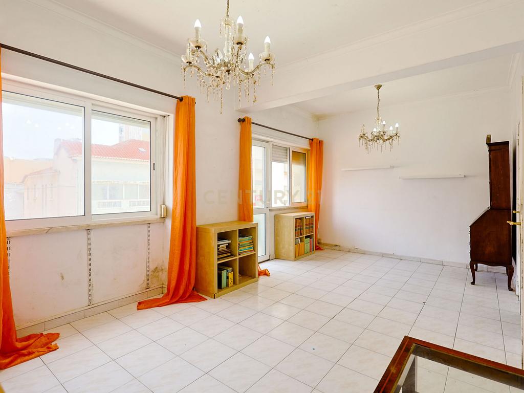 Apartamento T2, com Varanda e Terraço, Centro da Costa de Caparica. - Image 2