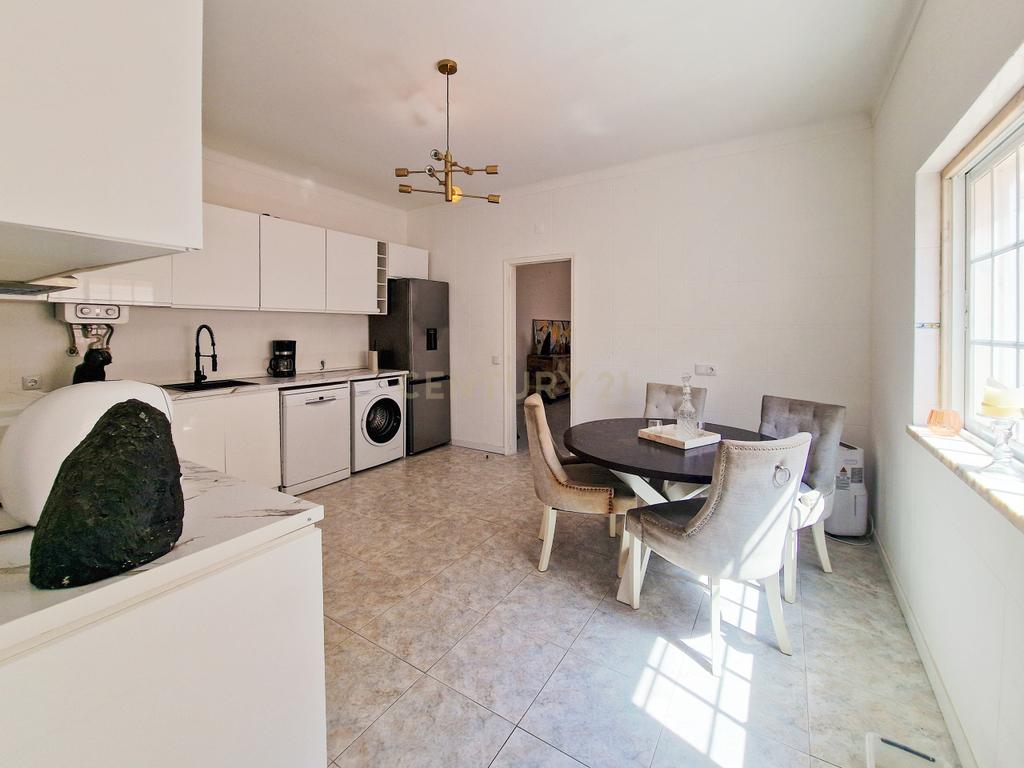 Moradia isolada de 6 assoalhadas com garagem - Zona tranquila - Image 1