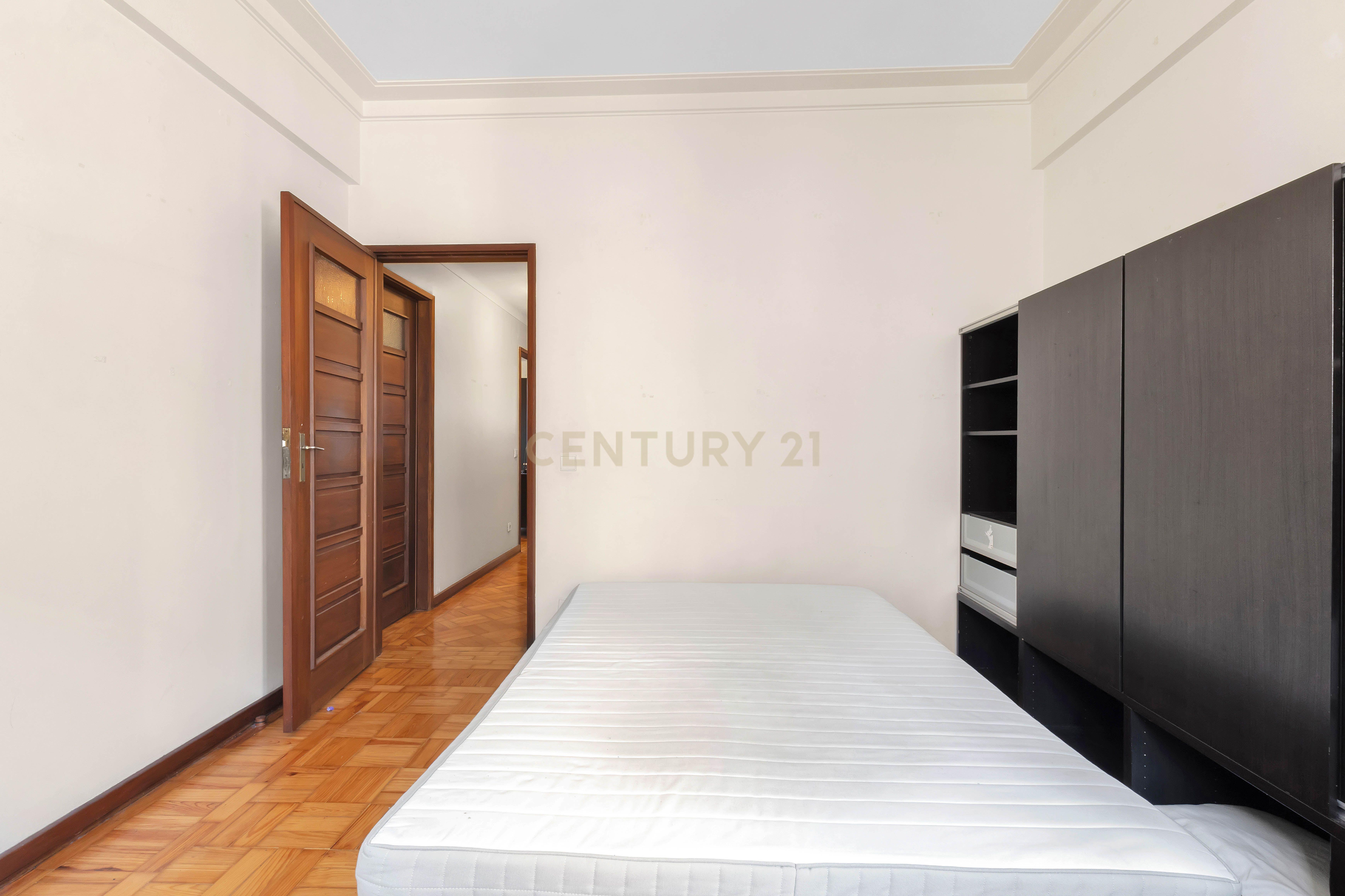 Fotografia 11 de Apartamento T3 mobilado - Prédio Senhorial com Elevador