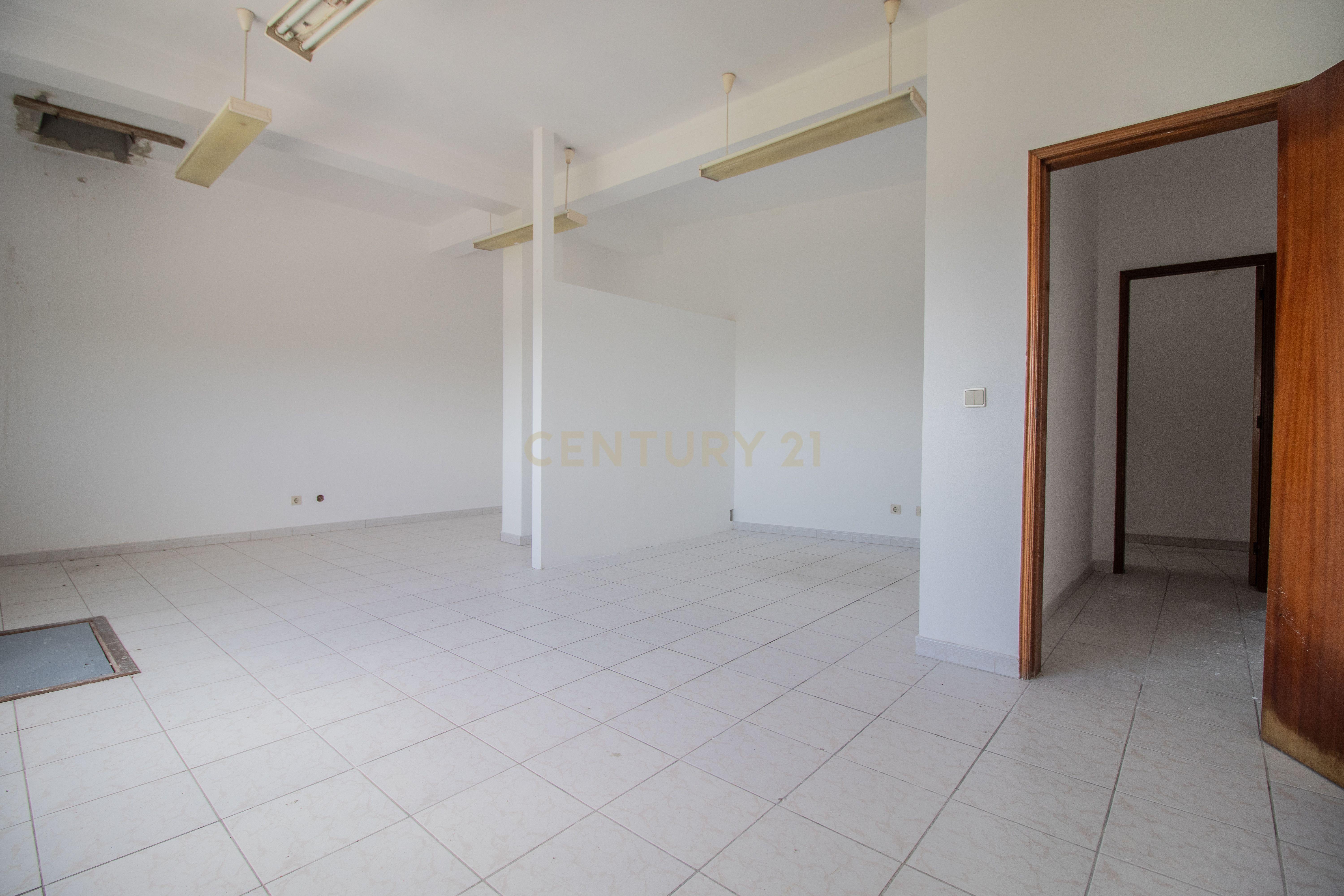 Fotografia 10 de Edifício com armazém e serviços, 200 m2, excelente localização na EN 109, Figueira da Foz.