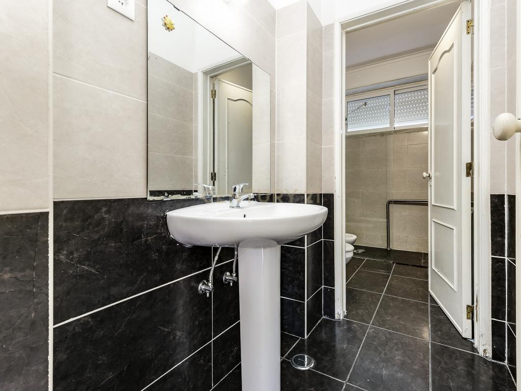 T4 com Vista de Rio nos Olivais – Uma Oportunidade para Remodelar a Seu Gosto! - Image 17