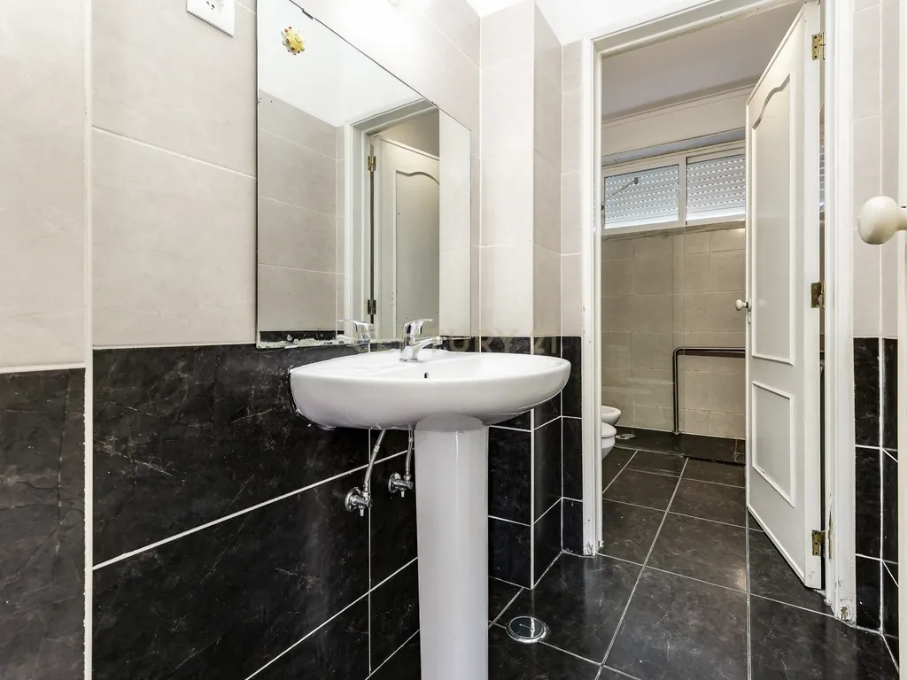 T4 com Vista de Rio nos Olivais – Uma Oportunidade para Remodelar a Seu Gosto! - Image 17