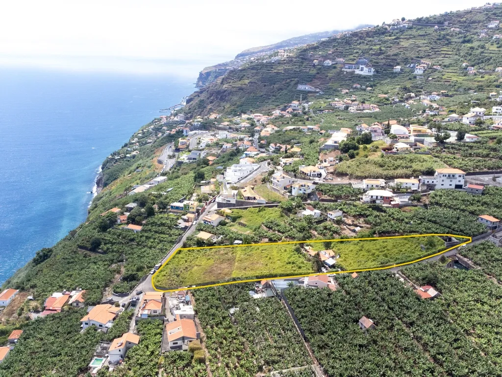 Terreno com 6.896m² e Moradia com Vista Mar - Image 5