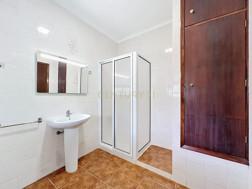 Fotografia 9 de Moradia T2 com Duas Entradas Distintas e Potencial para Segundo Apartamento | Cabouco