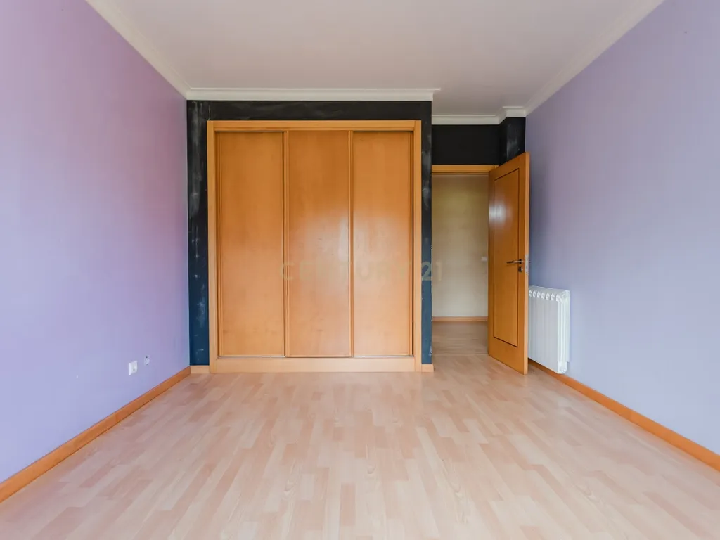 Apartamento T3 com áreas extraordinárias, garagem para 2 carros e perto da praia! - Image 24