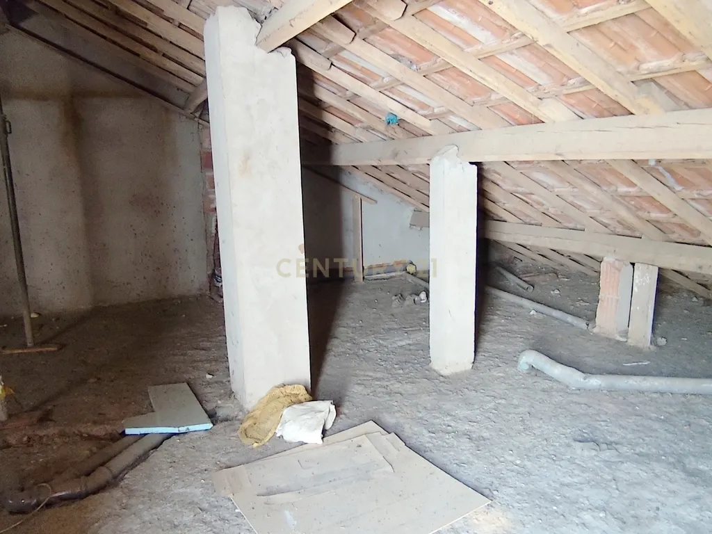 Oportunidade Única, Sótão de 84m² para Recuperação - Image 9
