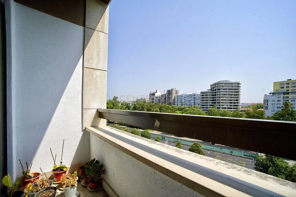 Apartamento Moderno em Campo Grande, Lisboa - 4 Quartos e Vista Panorâmica - Image 7
