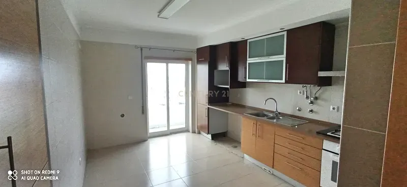 Apartamento T2 com arrecadação e lugar de garagem no Montijo. - Image 9