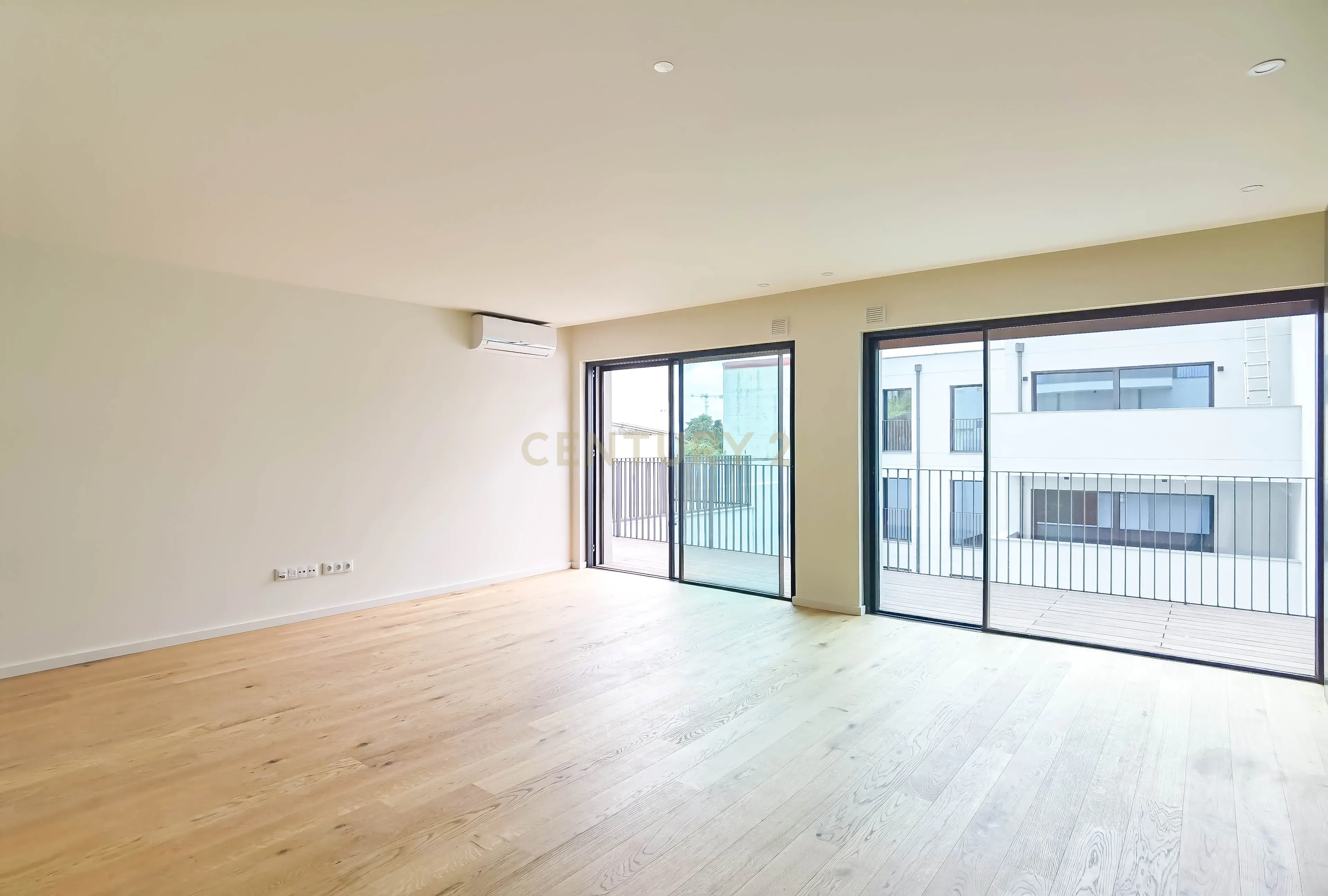 Apartamento T2+1 Duplex com Garagem, Arrumos e Amplas Varandas – Rua Aires Ornelas, Porto - Image 3