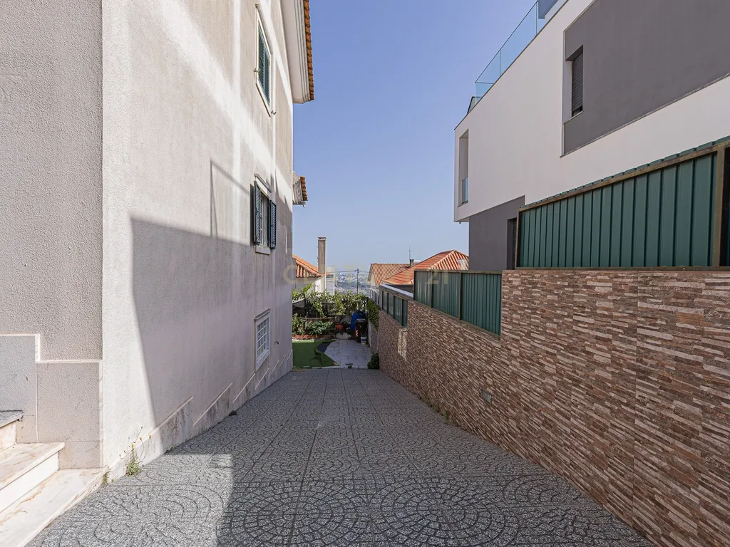 Moradia T4 com 3 Pisos + Sótão e Garagem — Famões - Image 63