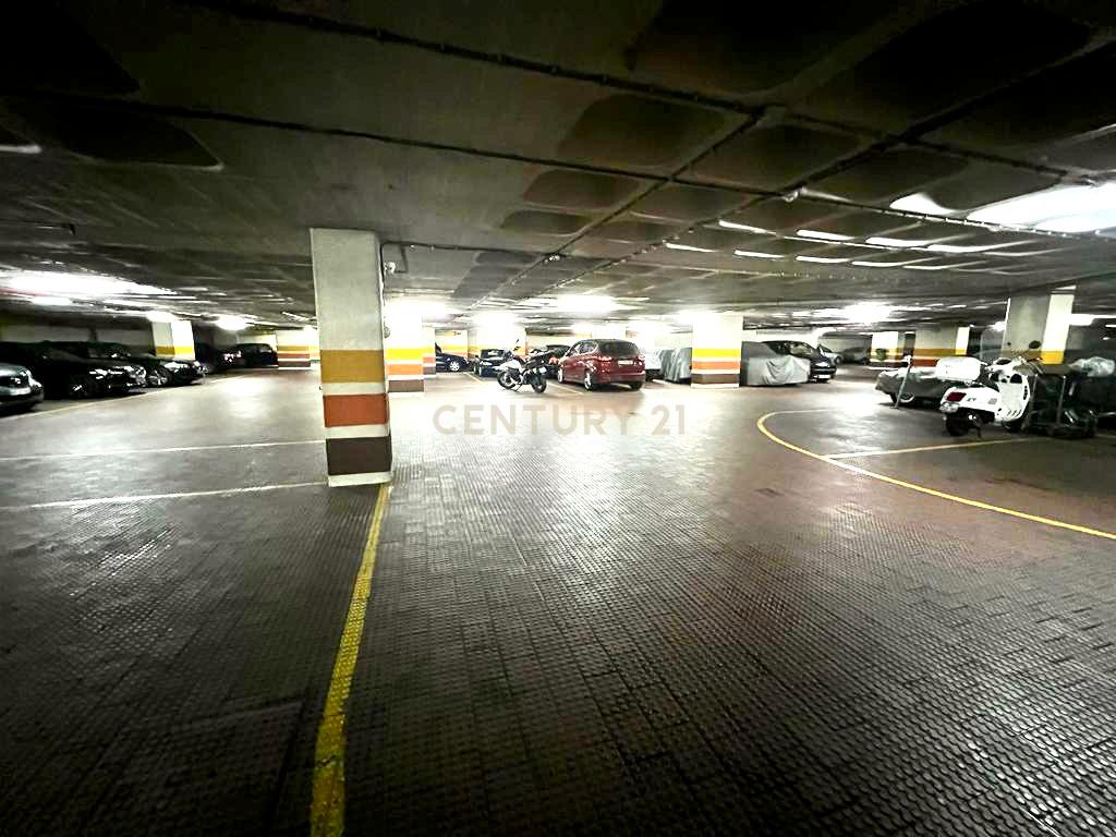 2 LUGARES DE ESTACIONAMENTO NA AV. JOÃO XXI NO EDIFÍCIO VIA VENETTO EM FRENTE À SEDE DA CGD COM ACESSO PELAS ESCADAS DO PRÉDIO - Image 13