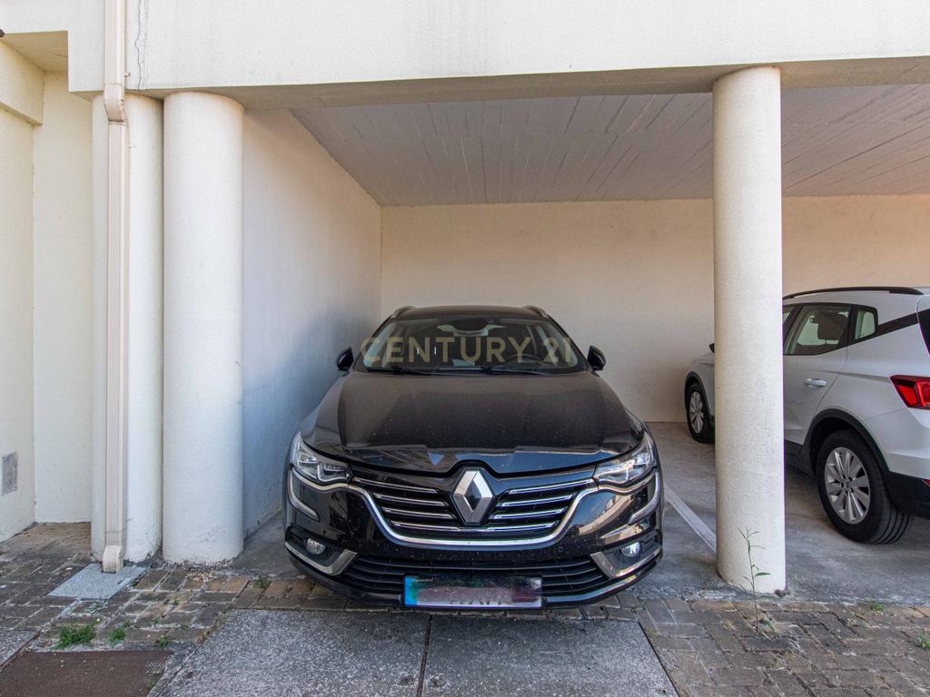 T4 Duplex Premium com Terraço / Arrecadação / 5 Lugares de Estacionamento / Marinha Grande - Image 4