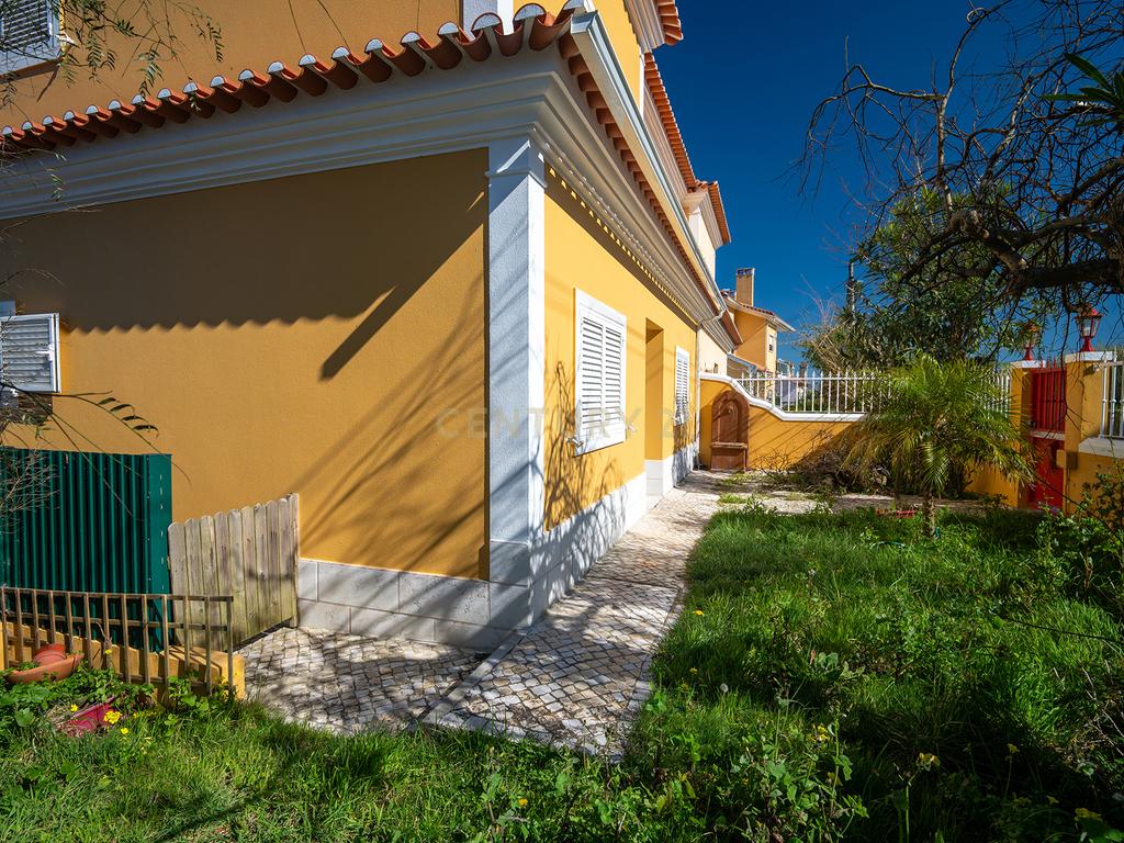 Fabulosa Moradia em Gaveto com Jardim - Image 3