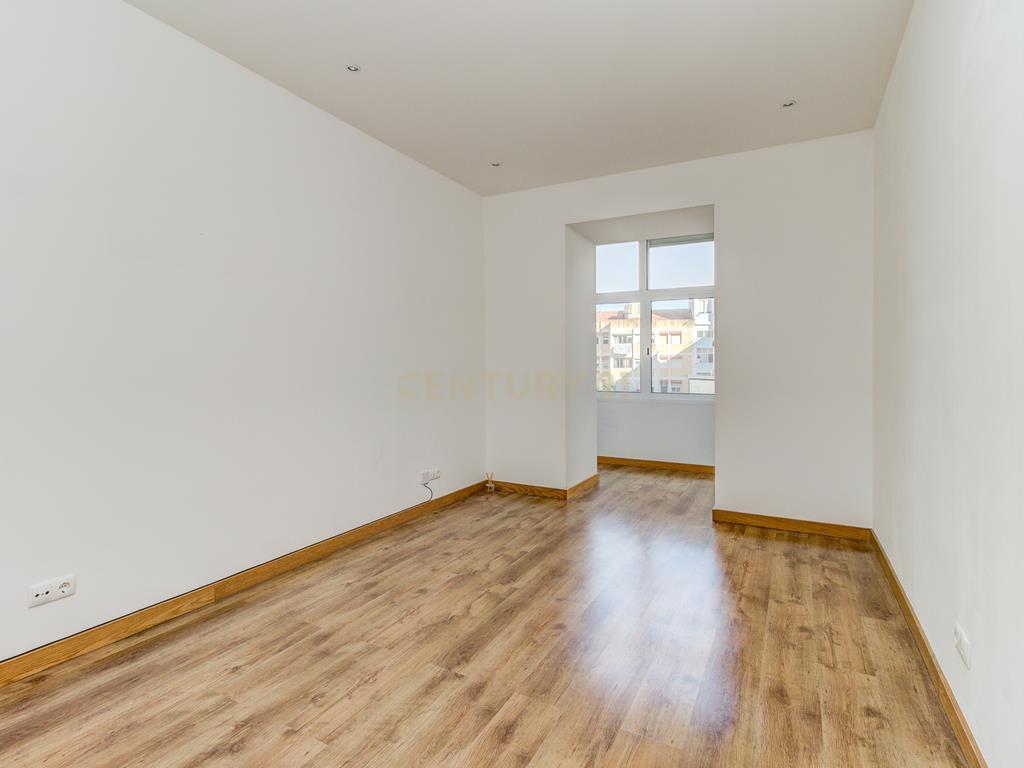  Apartamento T2 à venda na Rua Barão de Sabrosa – Penha de França, Lisboa - Image 2