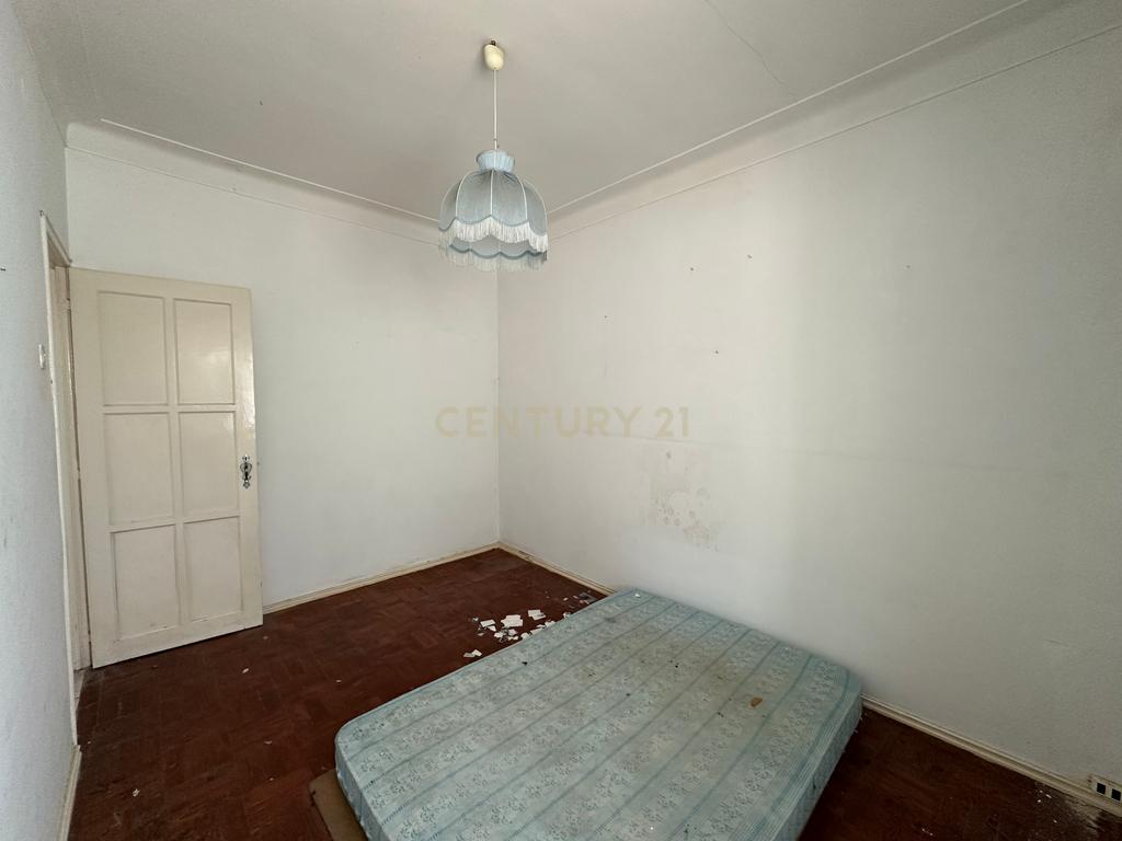 Apartamento T1 para Remodelação – Praça do Brasil, Setúbal - Image 14