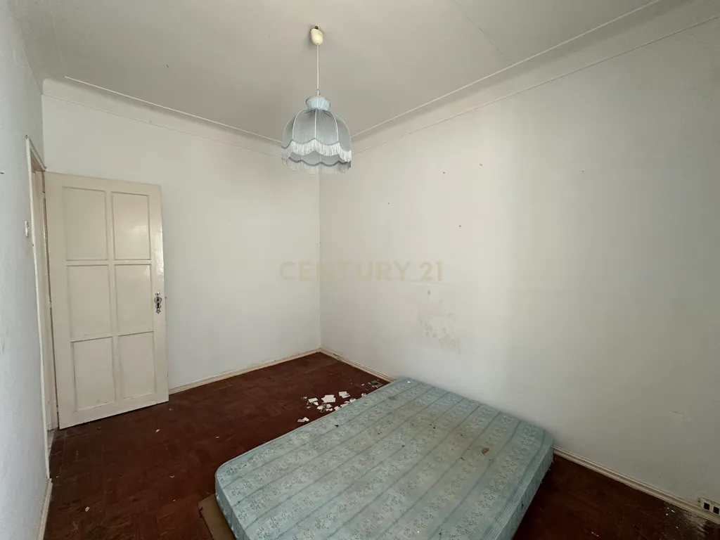 Apartamento T1 para Remodelação – Praça do Brasil, Setúbal - Image 14