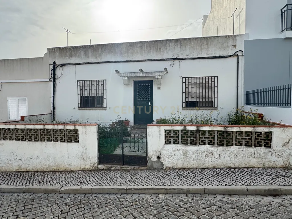 Moradia para Remodelar com imenso Potencial no coração de Faro - Image 11