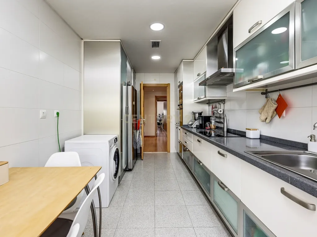 Apartamento T3 com vista panorâmica sobre o Jamor em condomínio fechado com piscina e ginásio - Image 9